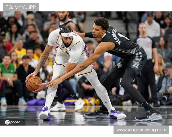 2002年NBA季后赛湖人与马刺的激烈对决与传奇时刻回顾