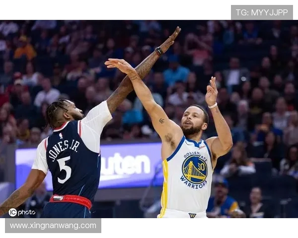 库里在对阵快船时精彩晃倒保罗展现超凡球技引发球迷热议